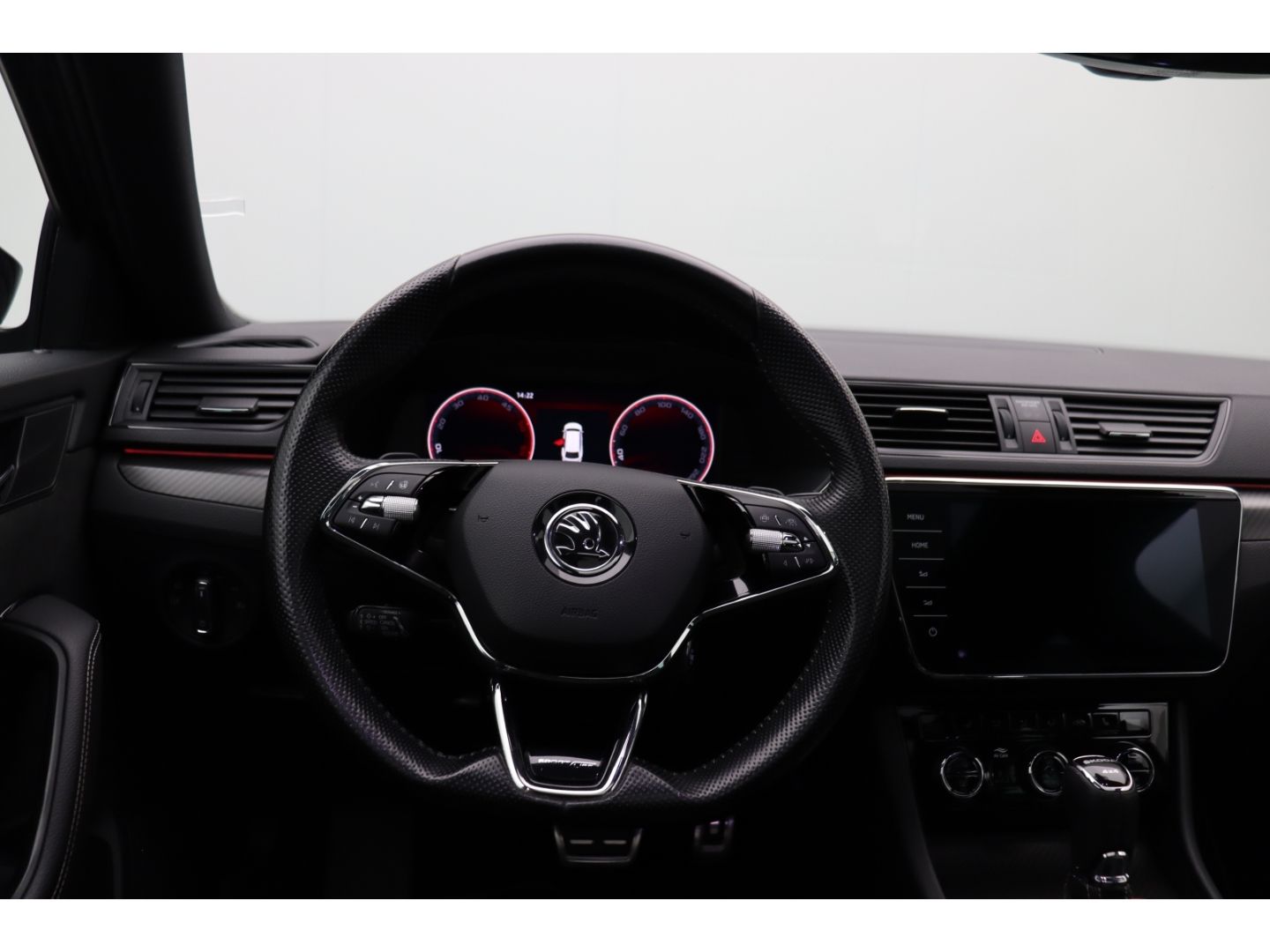 Fahrzeugabbildung SKODA Superb Combi SportLine 4x4 Digi Cockpit 360 Kame