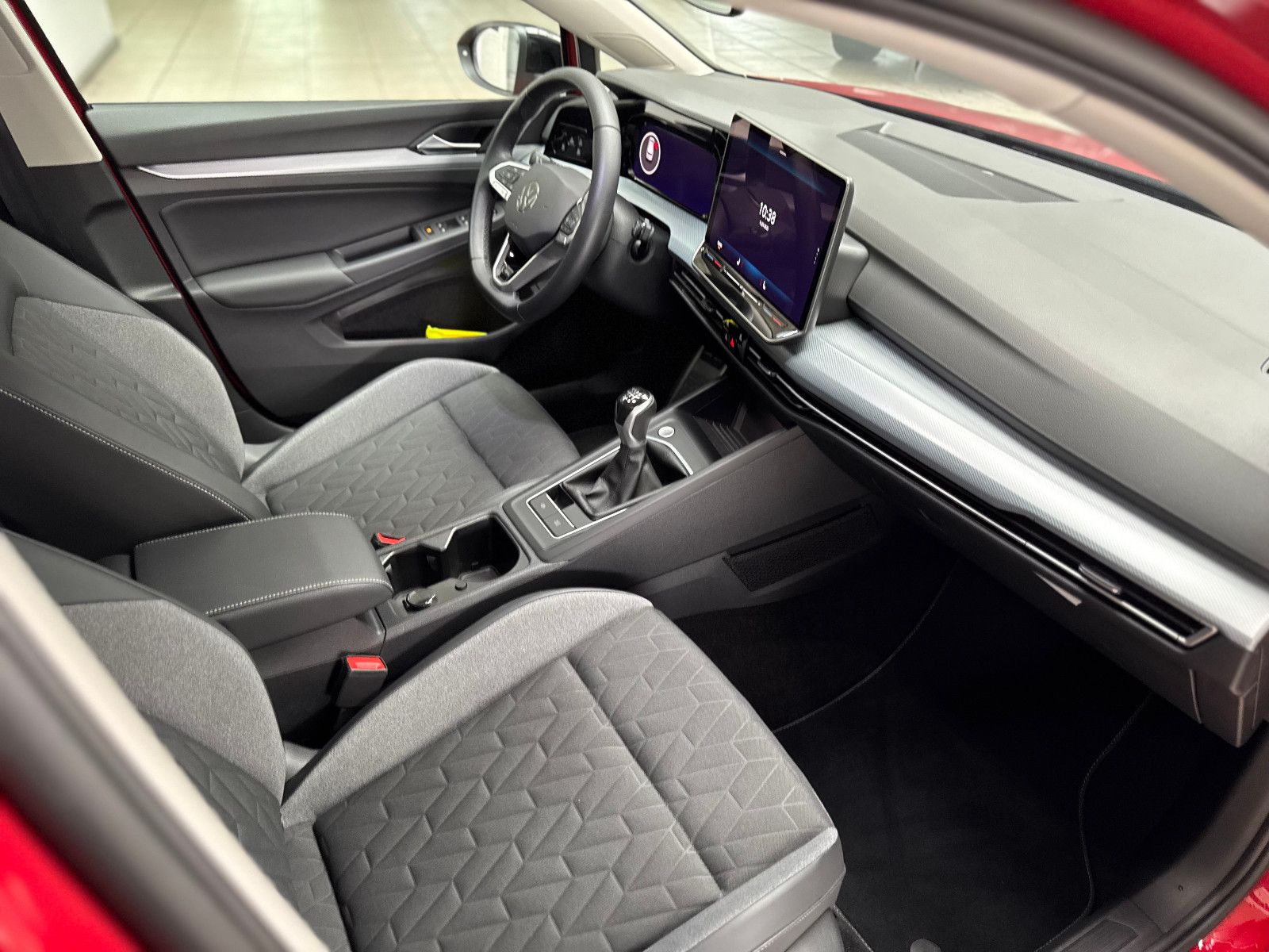 Fahrzeugabbildung Volkswagen Golf VIII Lim. 1.5 TSI +LED+SHZ+NAVI+CARPLAY+GJR