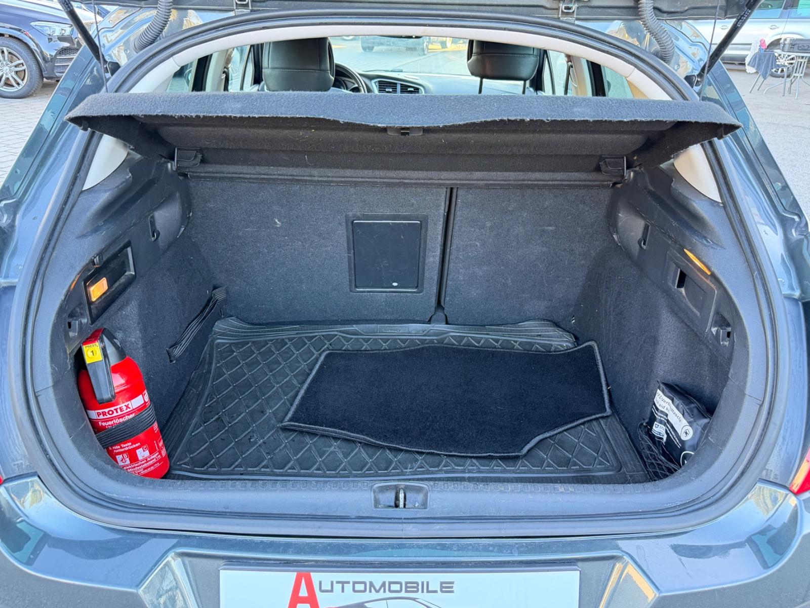 Citroën C4 Lim. Exclusive_KlimAut_TotWinkel_Sitzhz_Tempo
