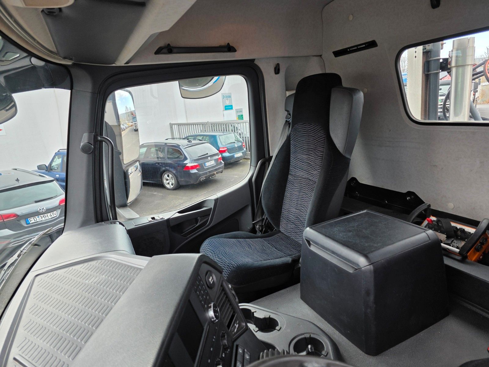 Fahrzeugabbildung Mercedes-Benz Arocs 1832 KK 4x2 Kran MKG HLK 116 A3 Funk