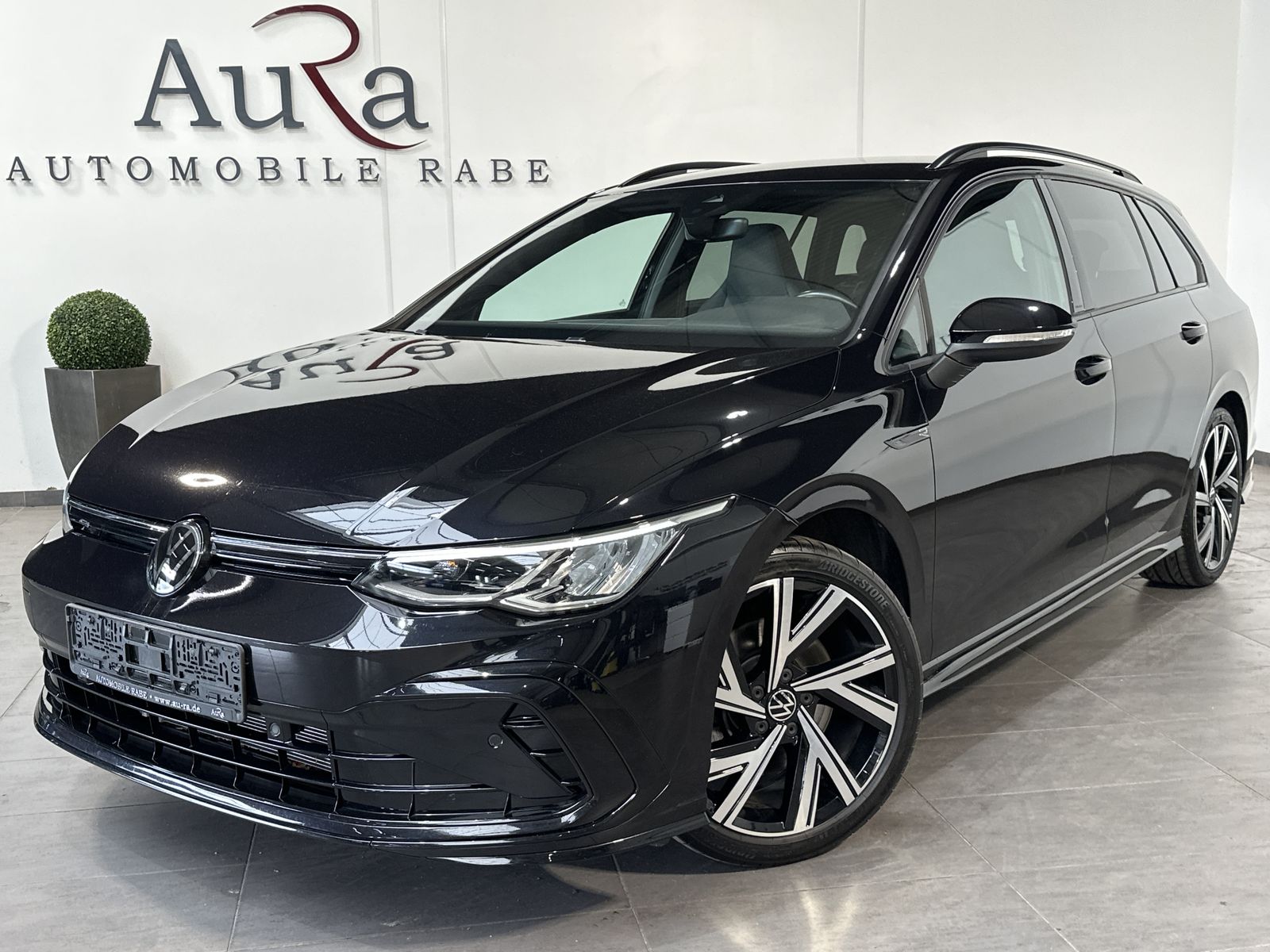 Fahrzeugabbildung Volkswagen Golf Variant 2.0 TDI DSG R-Line NAV+LED+AHK+18ZO