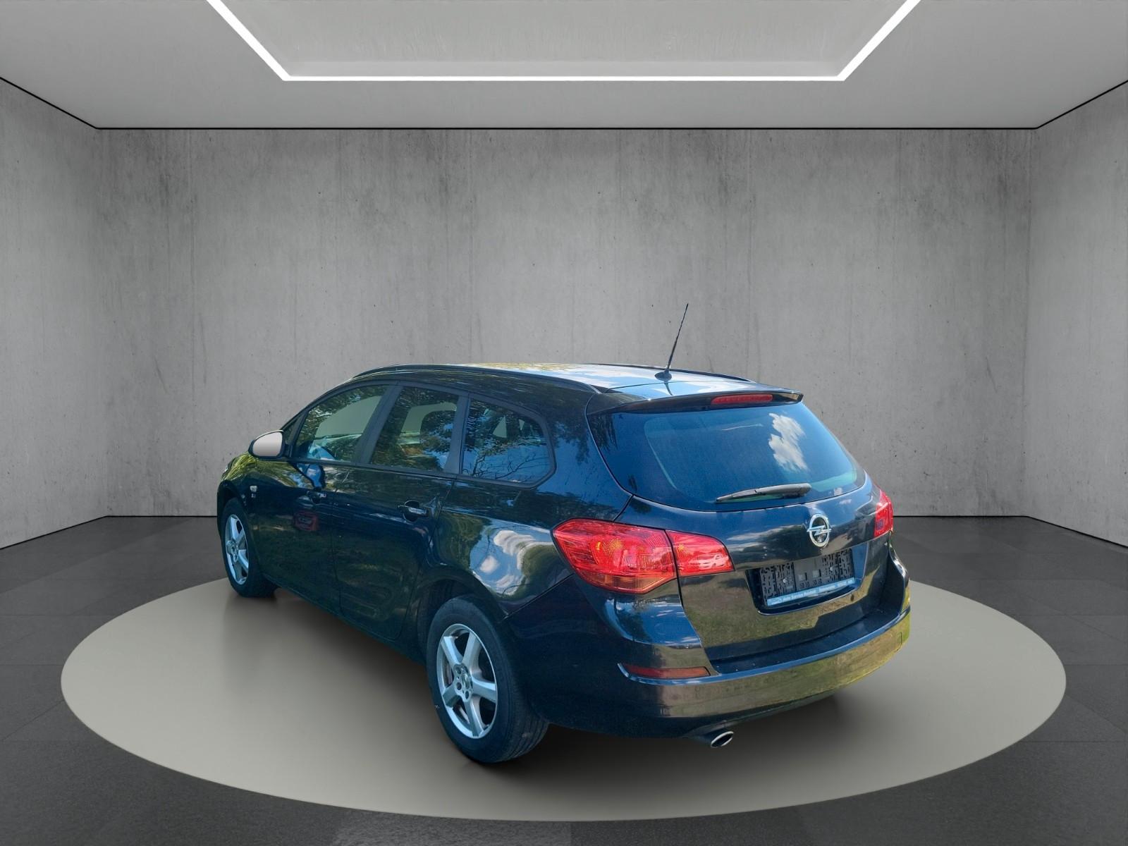 Opel Astra 2012 — rear view
