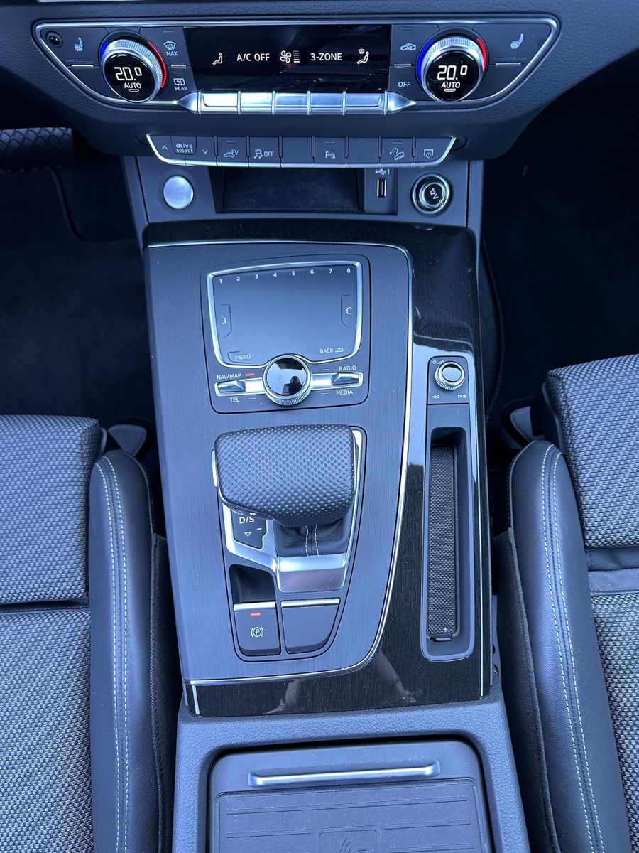 Fahrzeugabbildung Audi Q5 55 TFSI e Quattro S-Line NAV+LED+LUFTFEDERUNG