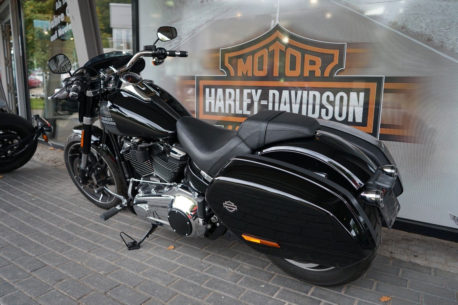 Fahrzeugabbildung Harley-Davidson Softail Sport Glide mit Jekill & Hyde Auspuff