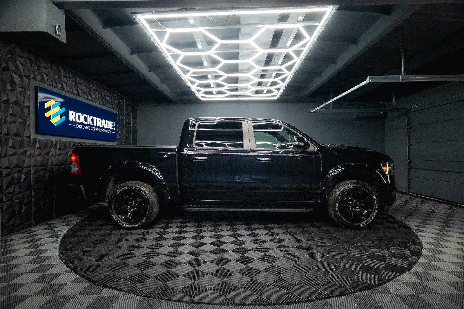 Fahrzeugabbildung Dodge RAM 5.7 V8 HEMI 4x4 OFFROAD BLACK EDITION 19%