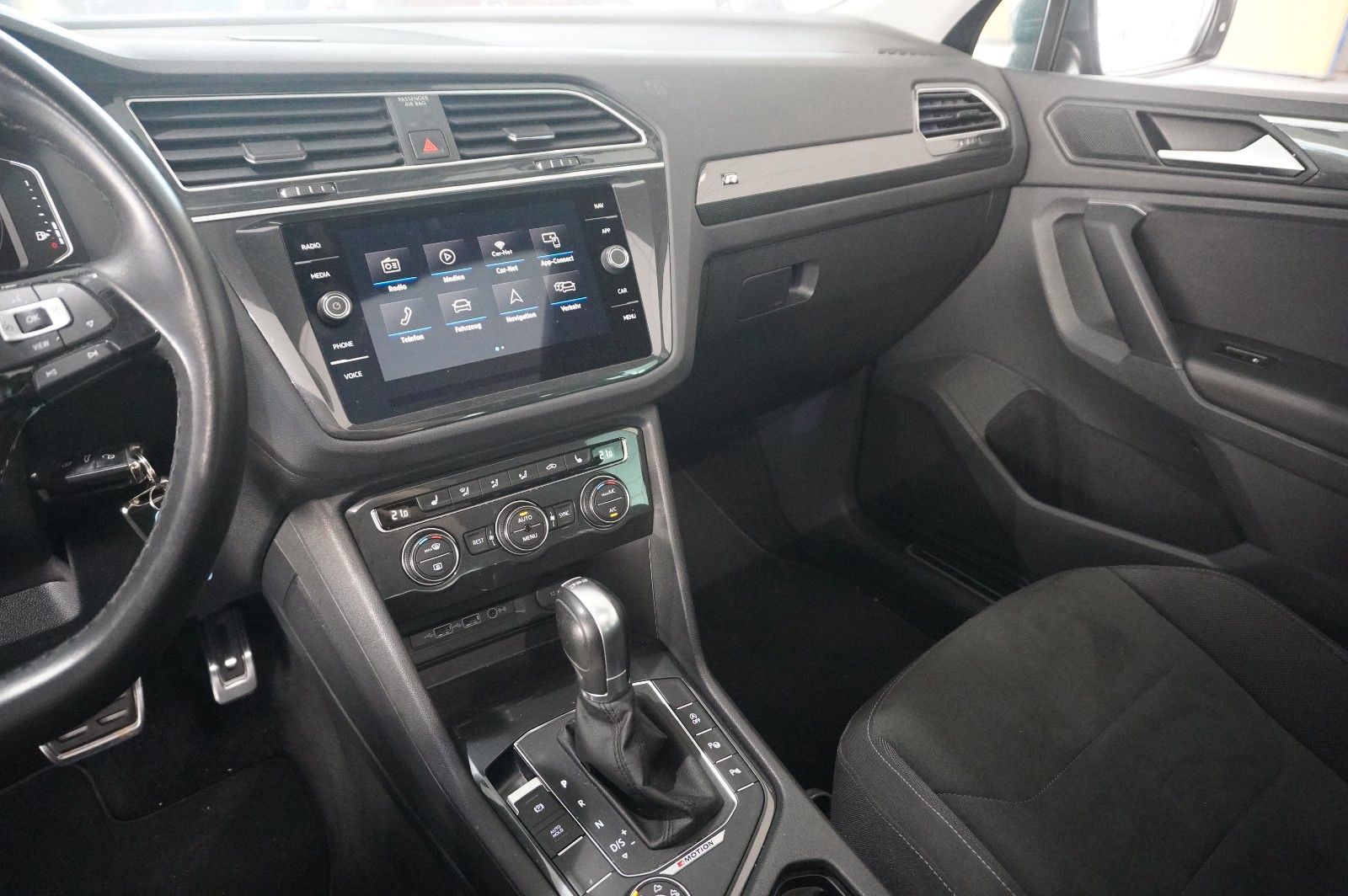 Fahrzeugabbildung Volkswagen Tiguan 2.0 TSI 4MOTION R-LINE NAVI/KAMERA/SH/AHK
