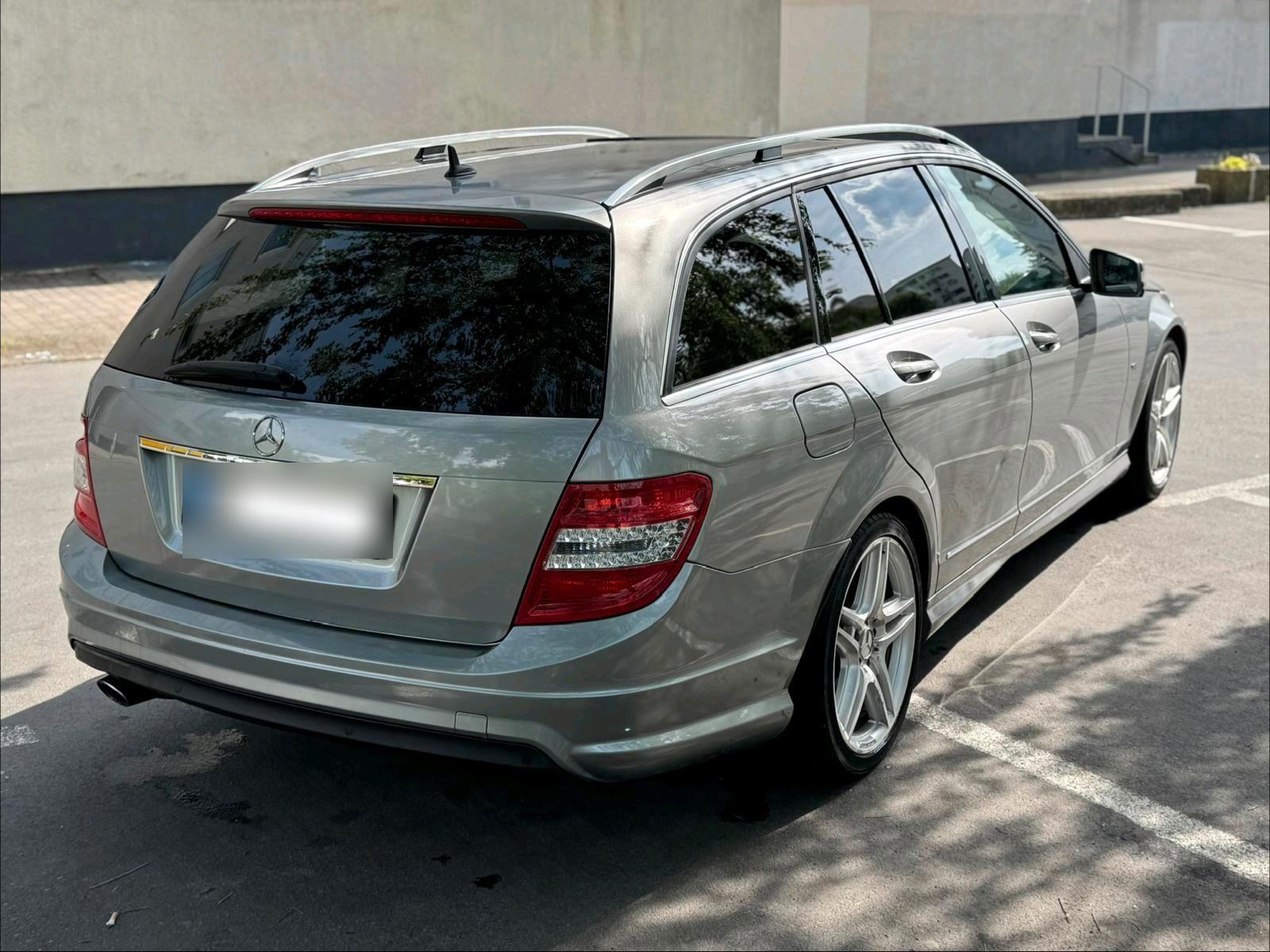 Mercedes-Benz C220 2010 — interior