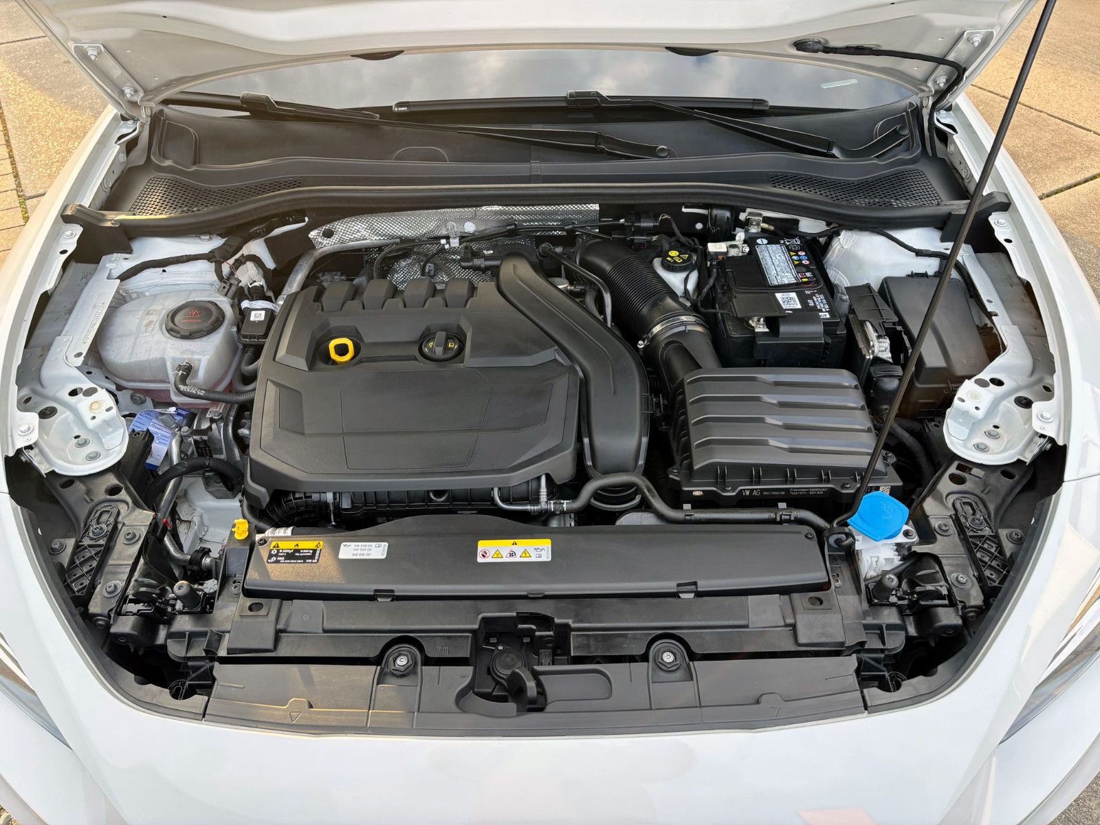 Fahrzeugabbildung SEAT Leon 1.5eTSI DSG FR LED ACC eGSD KAM CarPlay SHZ