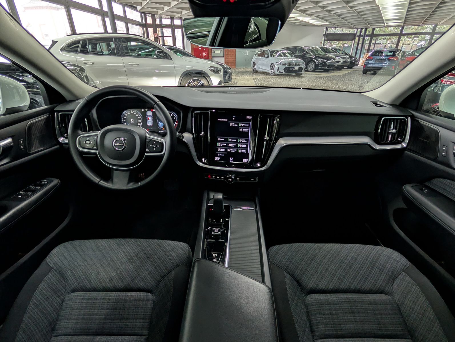 Fahrzeugabbildung Volvo V60 PANO H&K LED APP KAM VIRT 17" AHK-VORB. PERL