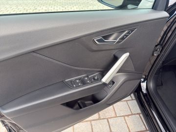 Audi Q2 35 TFSI basis 7-Gang S tronic|Kamera|Navi|LED