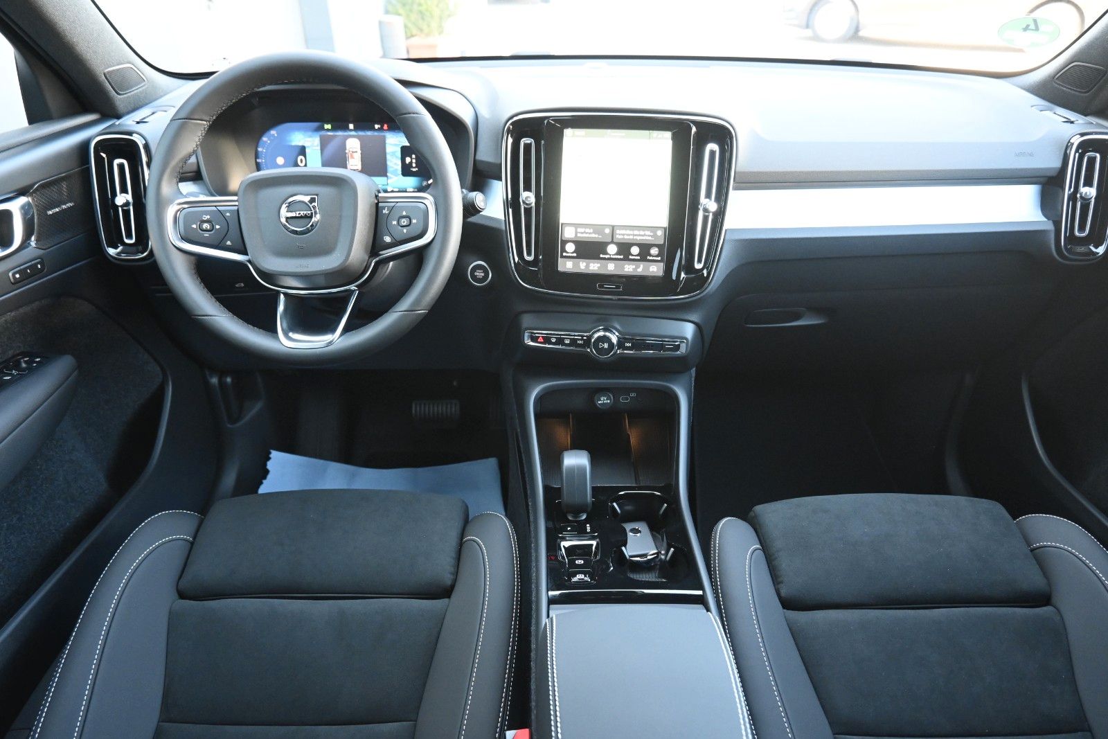 Fahrzeugabbildung Volvo XC40 B4 DKG Plus Black Edition*FSHZG*360°*ACC