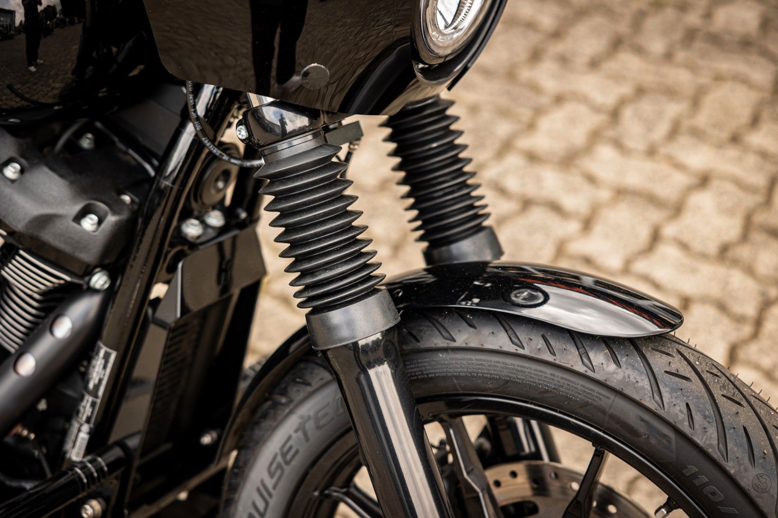 Fahrzeugabbildung Harley-Davidson FXLR LOW RIDER - JEKILL & HYDE -
