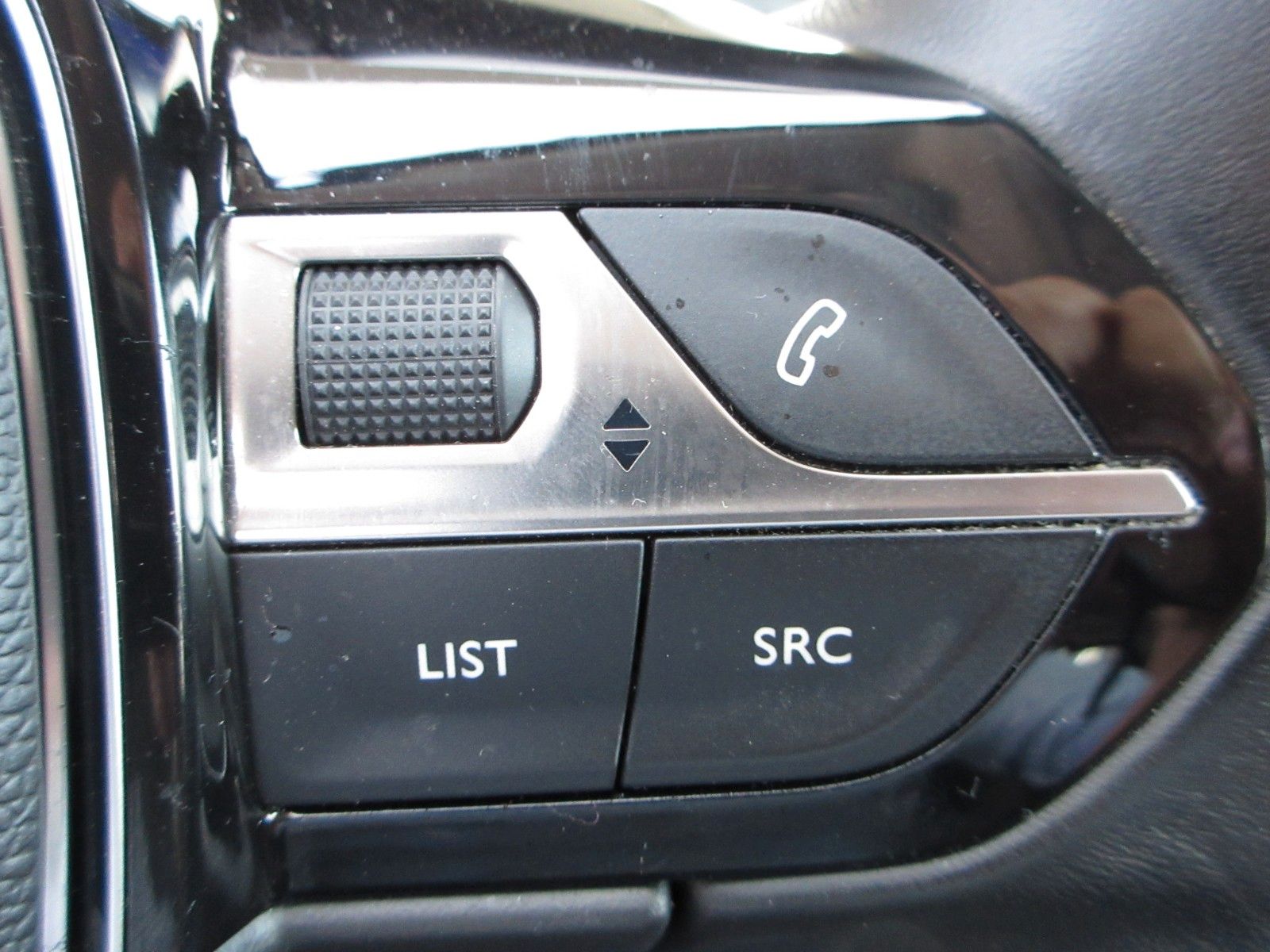 Fahrzeugabbildung Peugeot 5008 Allure 1.5D LED/NAVI/SHZ/AHK/VIRTUAL