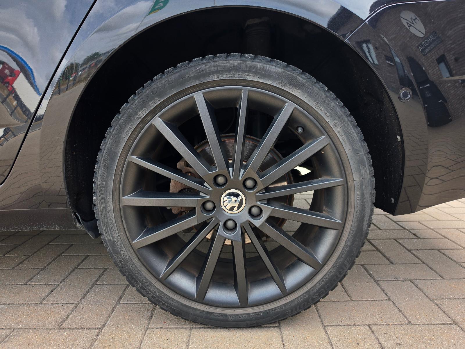 Skoda Octavia 2.0 L&K 4x4 TÜV Neu/Scheckh./LED/Pano.