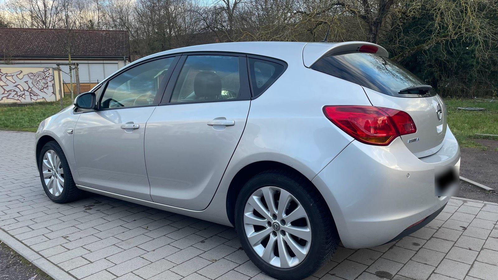 Opel Astra 2010 — photo 7