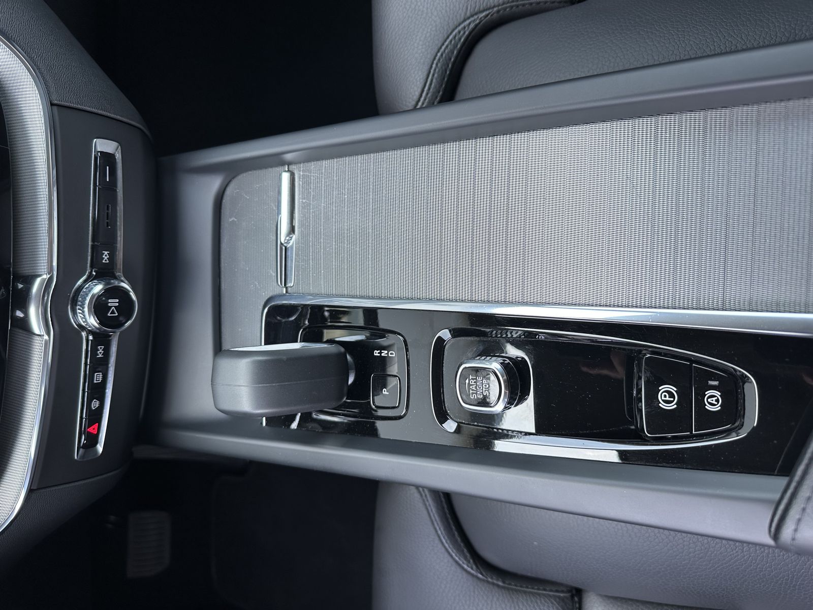 Fahrzeugabbildung Volvo XC60 B4 D Plus Dark NAV+MATRIX+ACC+21ZOLL+ALARM