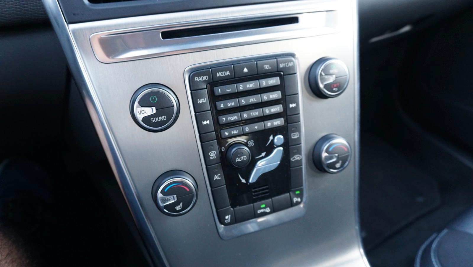 VOLVO XC60 - MOMENTUM - 163 CV - BVM - HAYON ÉLECTRIQUE