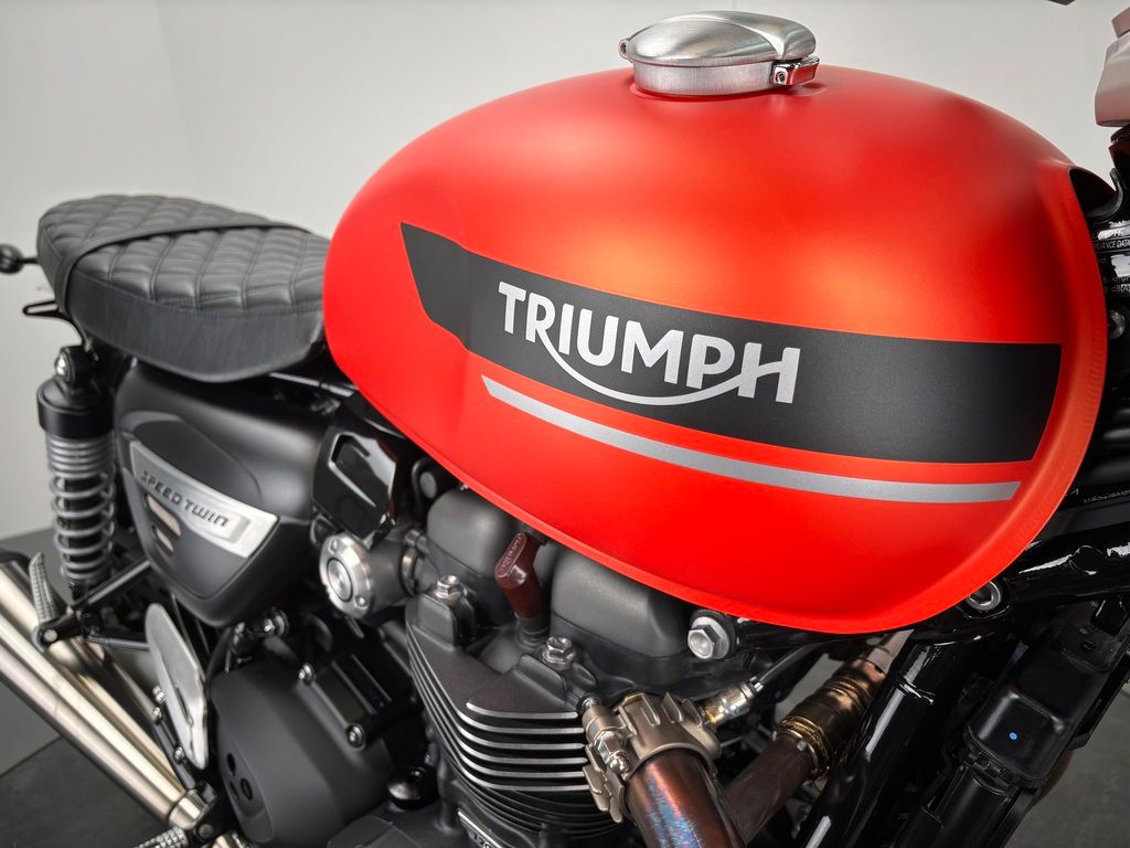 Fahrzeugabbildung Triumph SPEED TWIN 1200 *ZUBEHÖR *1. HAND *BAJA ORANGE