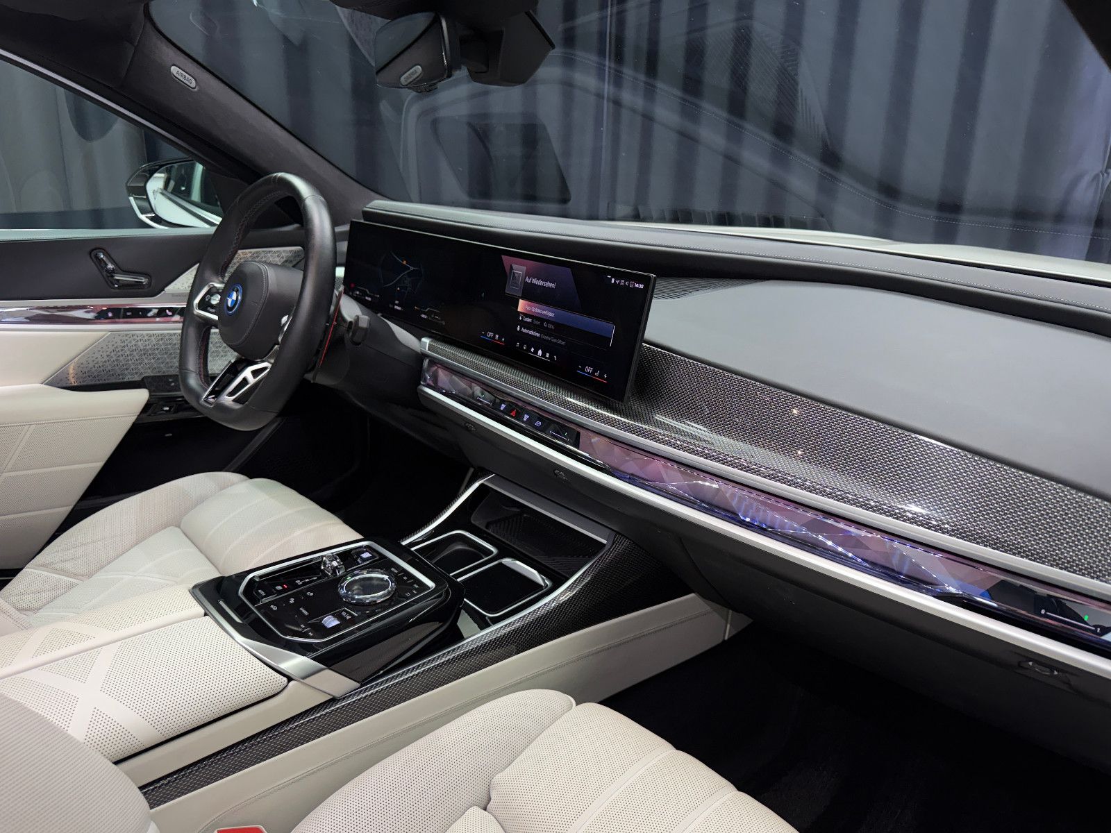 Fahrzeugabbildung BMW M760 e xDrive M-SPORT|TV|B&W|SKY-LOUNGE|MEGAVOLL