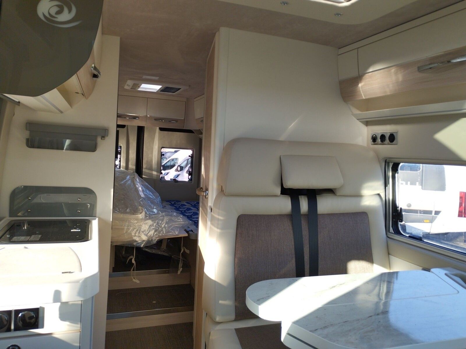 Fahrzeugabbildung Eura Mobil Van V 635 EB Captain-Chair-Sitze, Skyroof, RFK