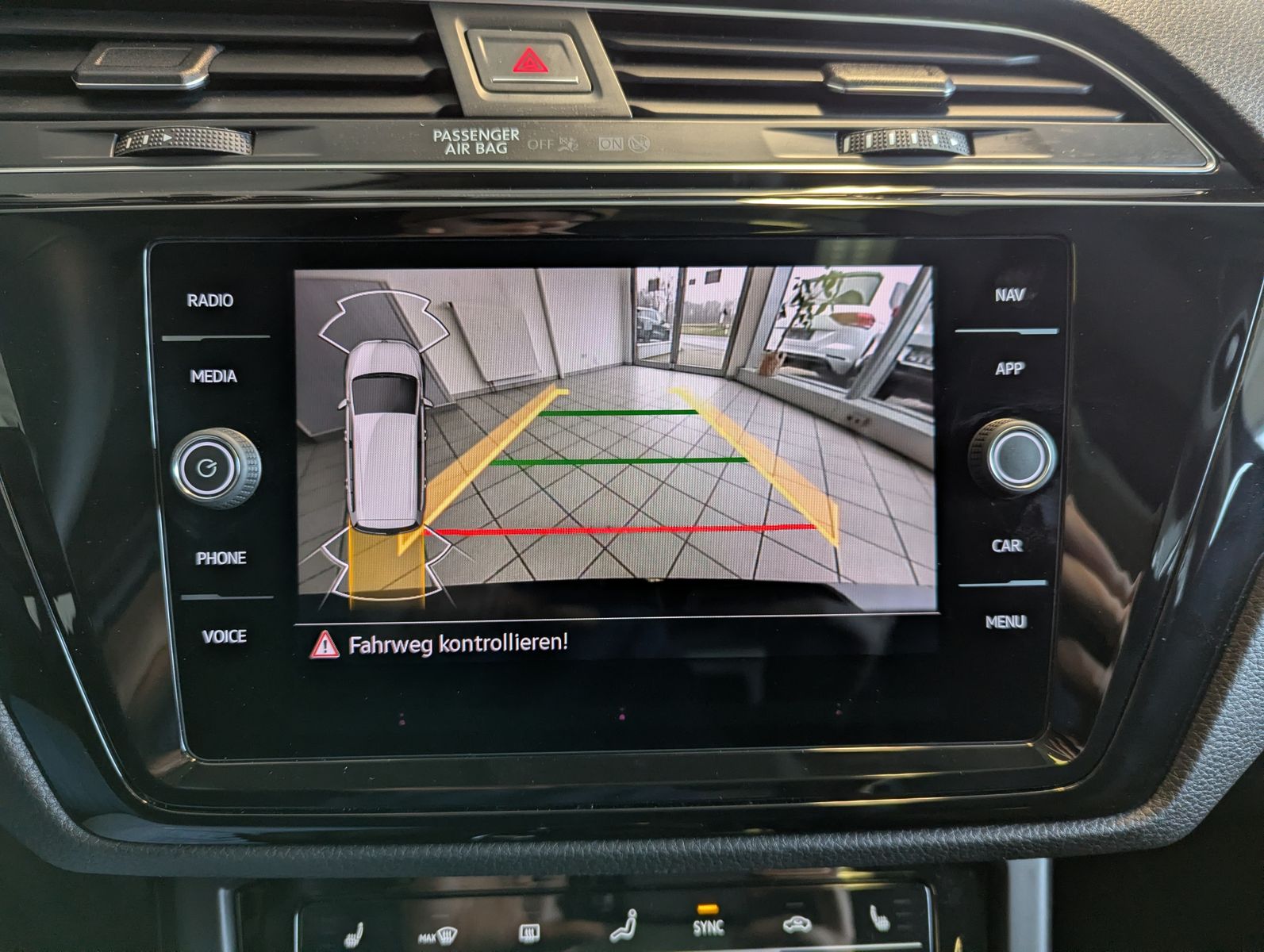 VW Touran 2.0 DSG R-Line High. Pano 7-Si IQ.Dri AHK - Image 32