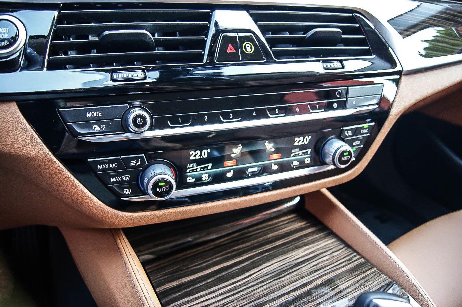 Fahrzeugabbildung BMW 530 d Touring H&K SOUND PANORAMA AVENTURINROT 3