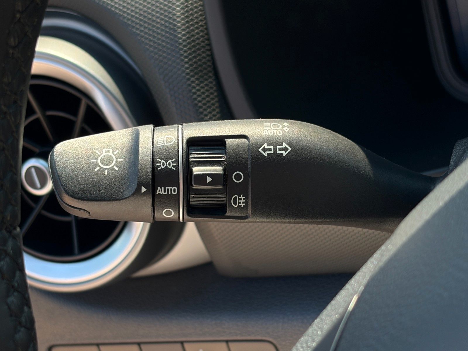 Fahrzeugabbildung Hyundai KONA E Trend 2WD CarPlay Schiebedach ACC CAM HuD