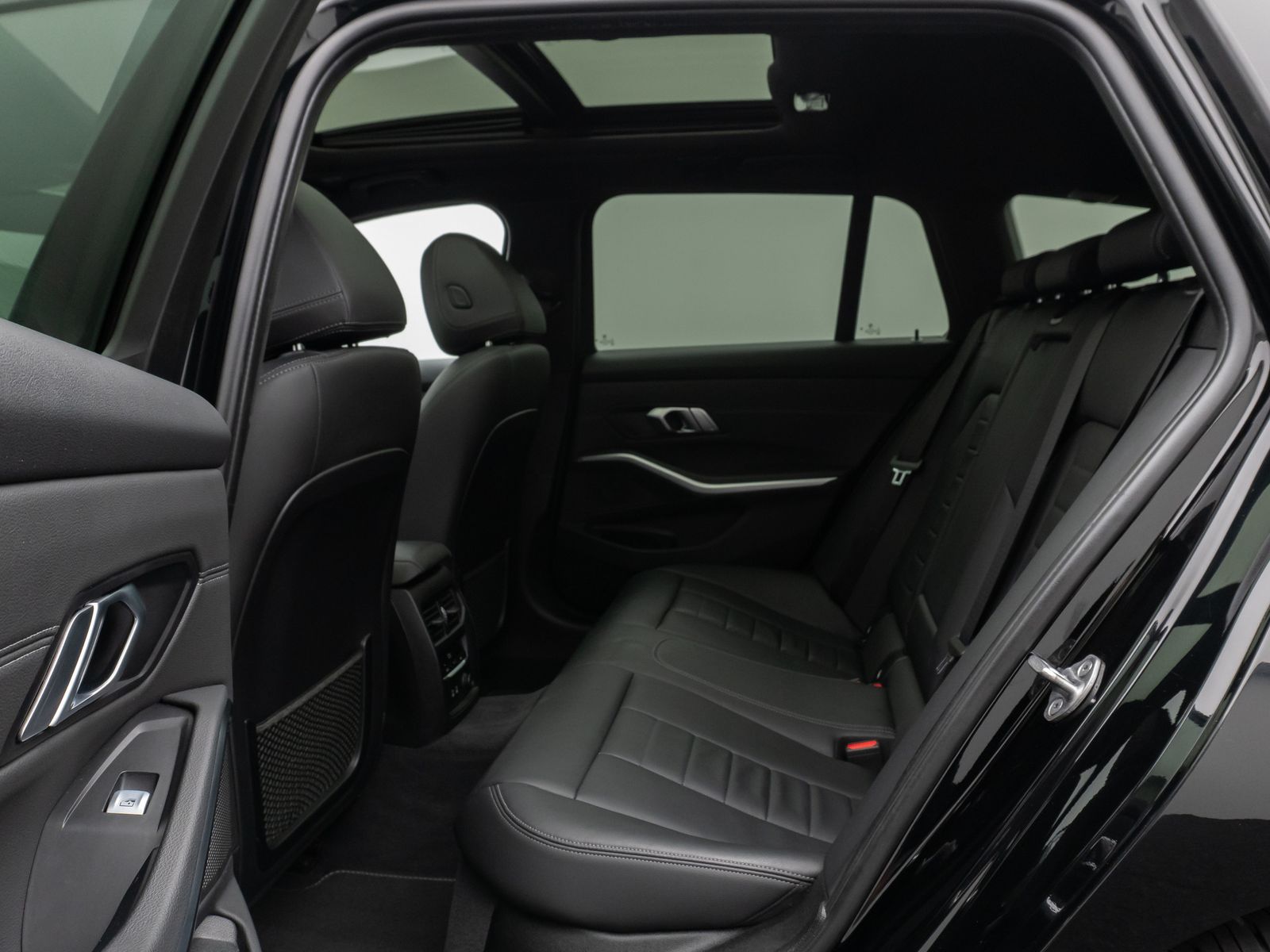 Fahrzeugabbildung BMW 320d Panorama HiFi PDC LED Geschwindigkeitsreg
