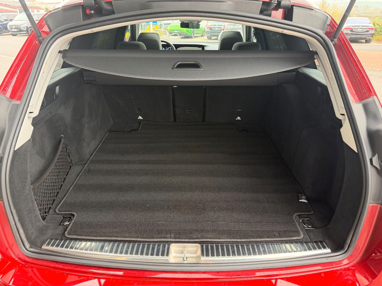 Fahrzeugabbildung Mercedes-Benz E 220d T Massage+Pano+Burm+Distr+360+HUD+Night