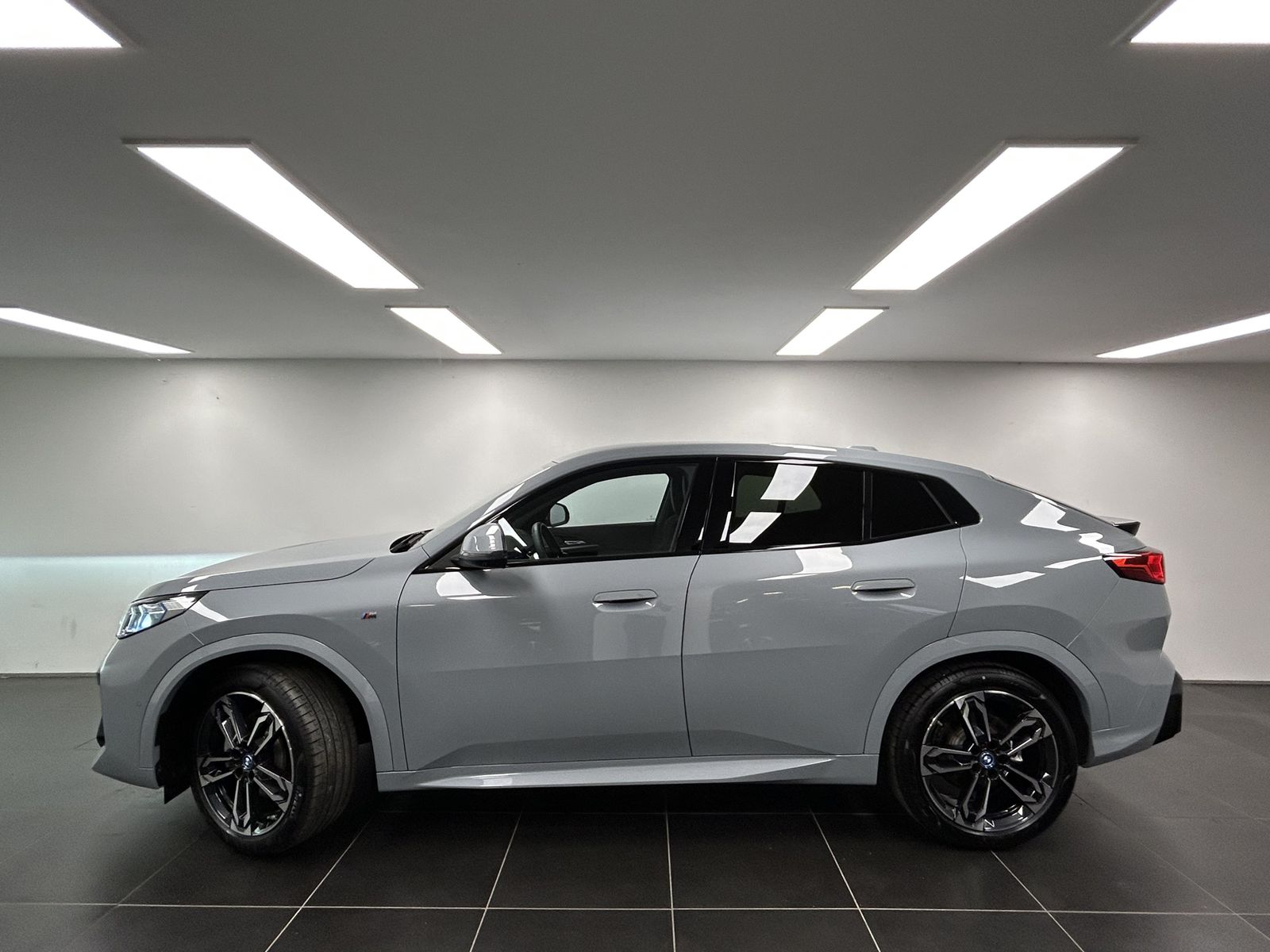 BMW iX2 - Bild 2
