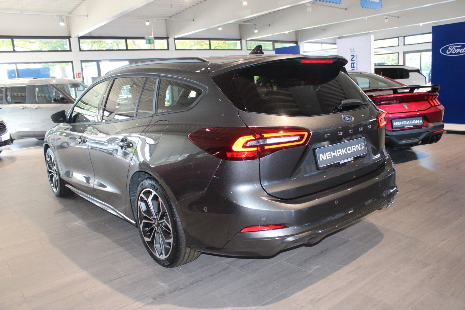 Fahrzeugabbildung Ford Focus ST-Line X Automatik PANODACH + 18 ZOLL