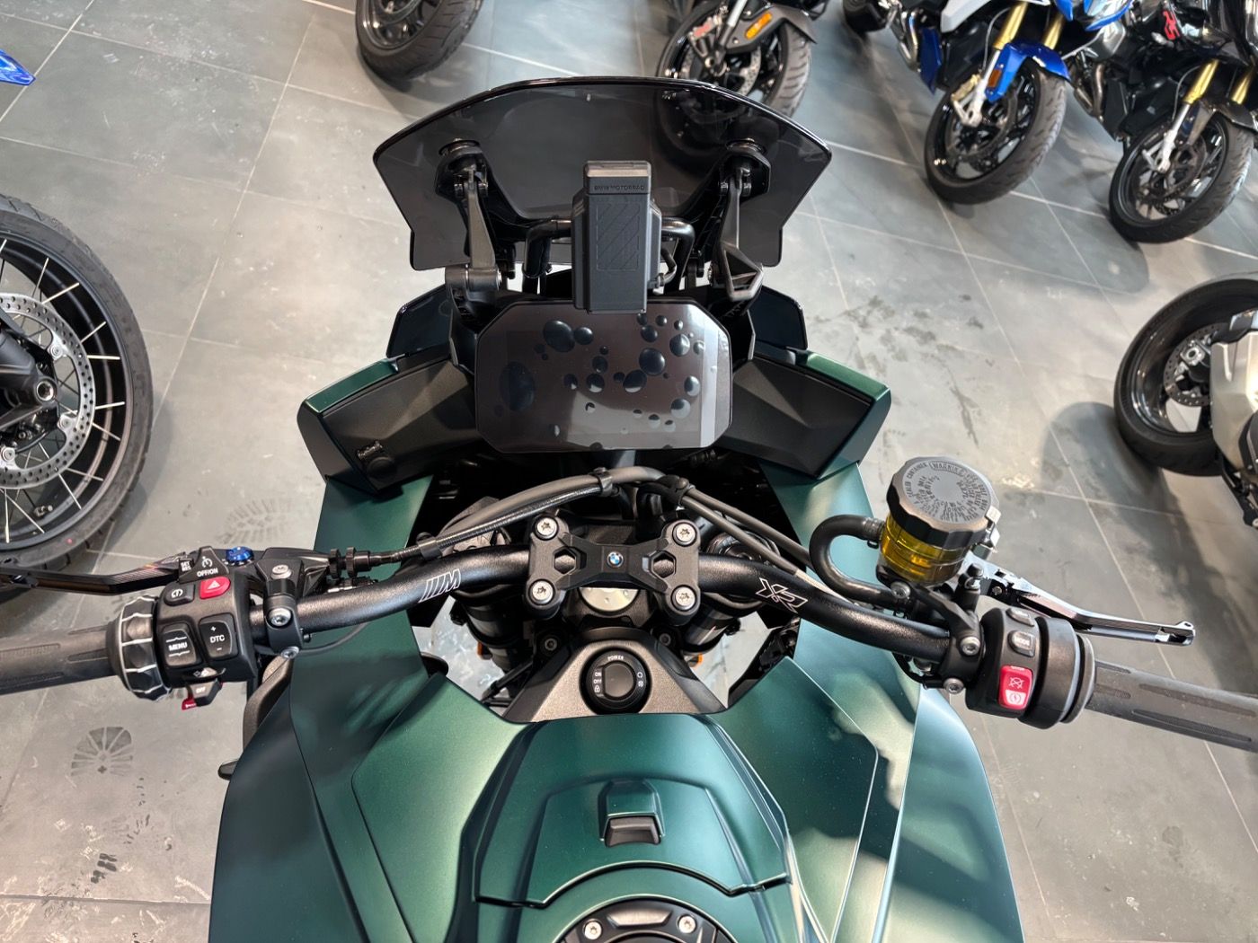 Fahrzeugabbildung BMW M 1000 XR mit Seitenkoffer