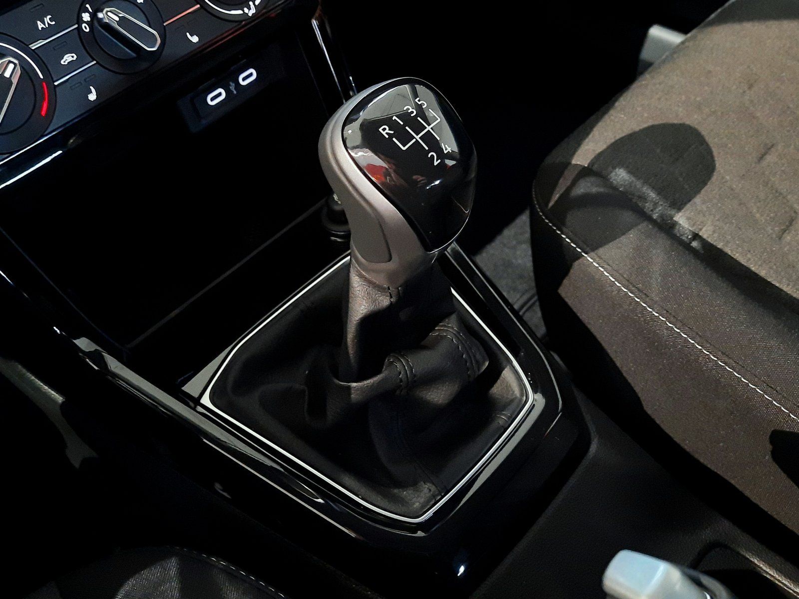 Fahrzeugabbildung Volkswagen T-Cross Life TSI *LED*PDC*ACC*Sitzhzg*App-Conn*