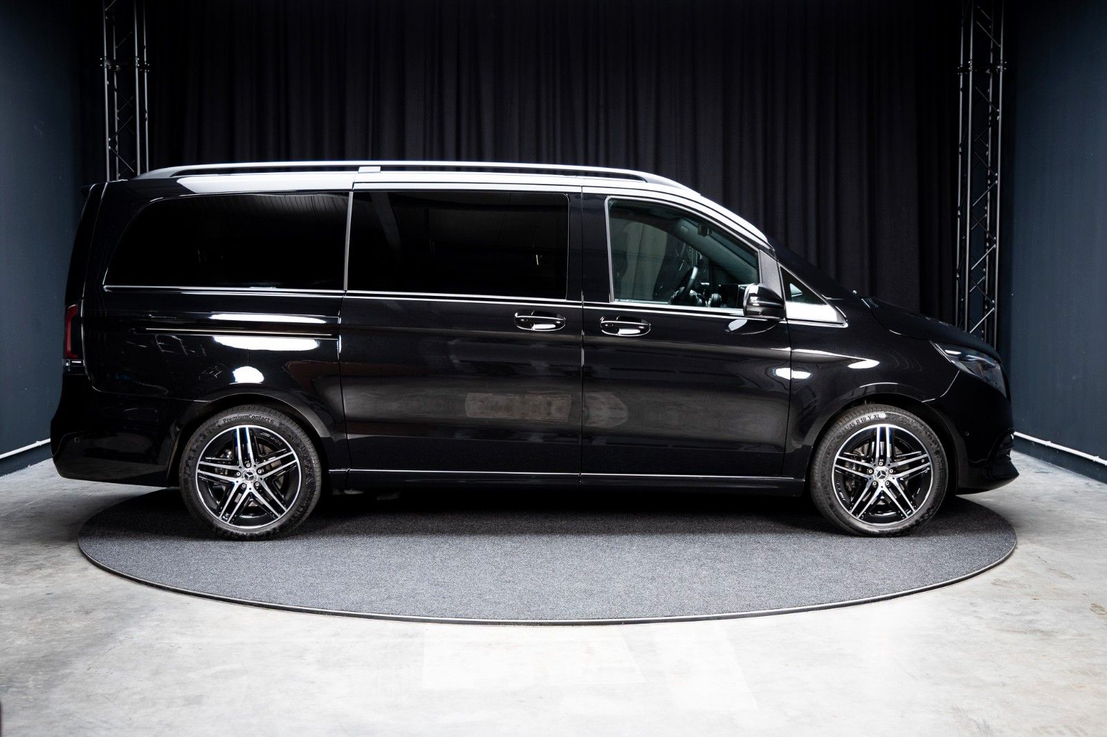Fahrzeugabbildung Mercedes-Benz V 300 d 4MATIC EXCLUSIVE lang + AIRMATIC + Bur