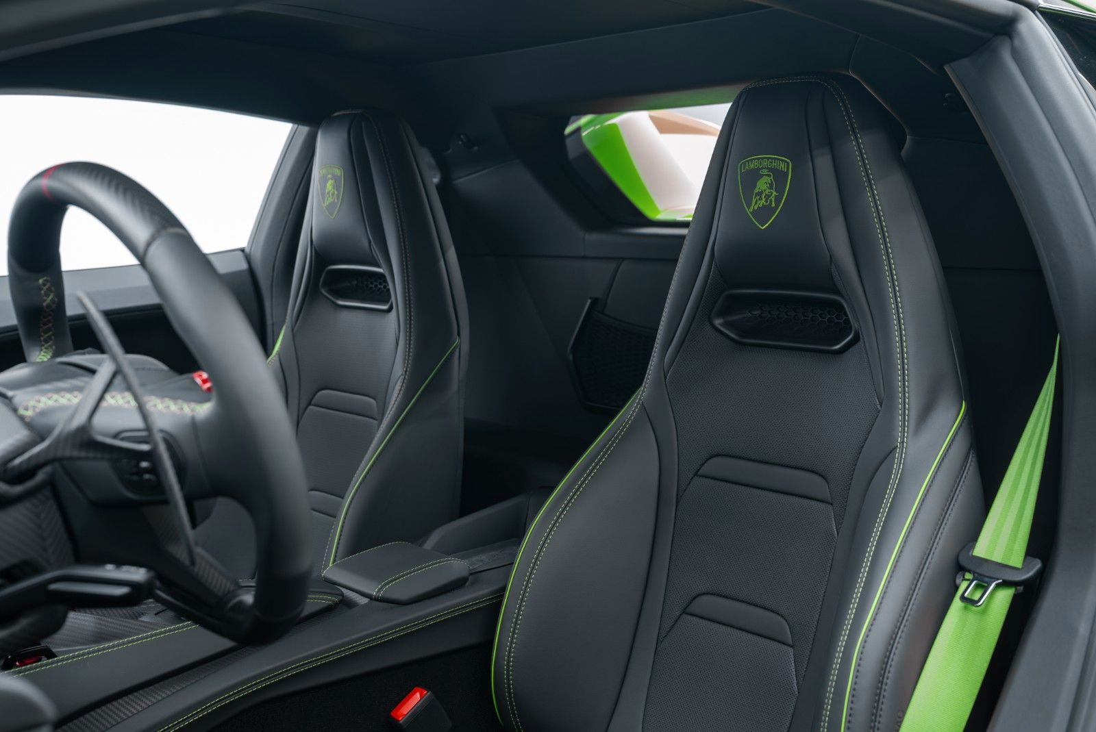 Fahrzeugabbildung Lamborghini Temerario CARBON/LIFT/STYLE PACK/PASSENGER DISP.