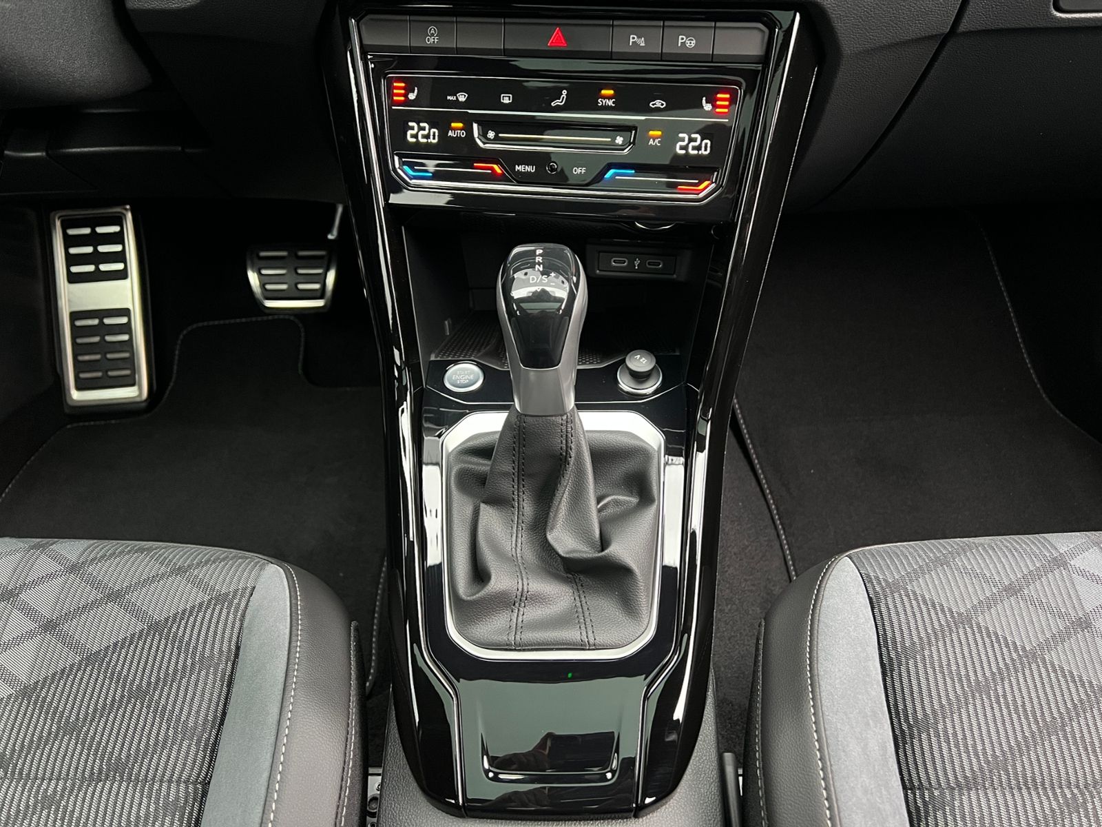 Fahrzeugabbildung Volkswagen T-Roc R-Line 1.5 TSI DSG *AHK, Pano, Black Style