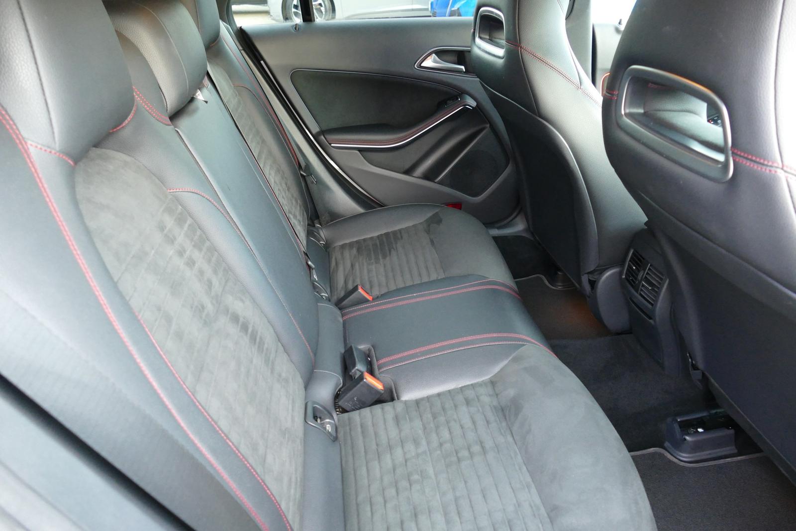 Mercedes-Benz CLA 200 AMG Line LED Navi Panorama Tempomat PDC