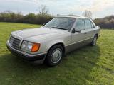 Mercedes-Benz E 220 - Mercedes-Benz E 220 mit Benzin-Antrieb: Limousine