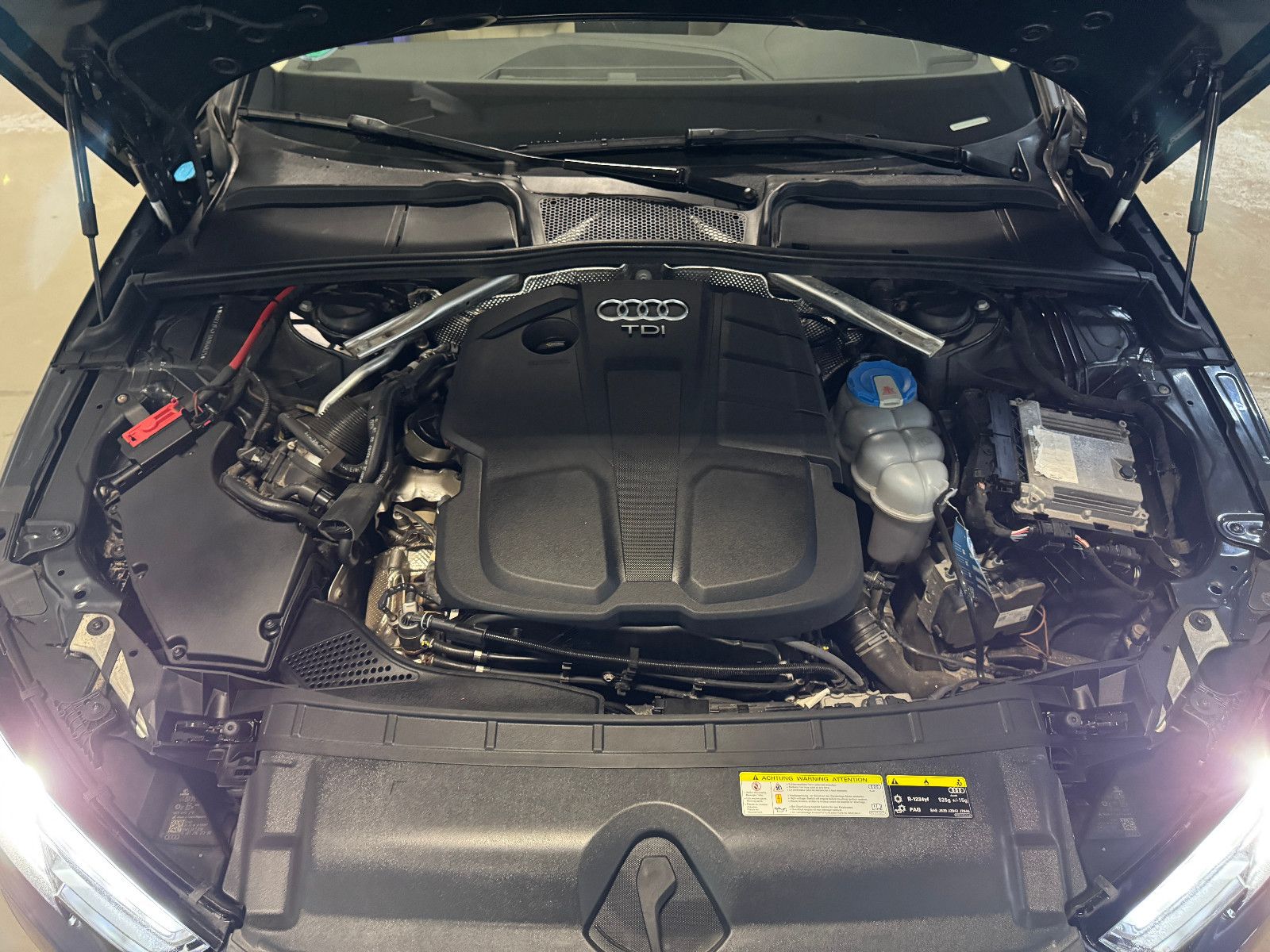 Fahrzeugabbildung Audi A4 Avant DESIGN S-TRONIC PANO STHD AHK LEDER