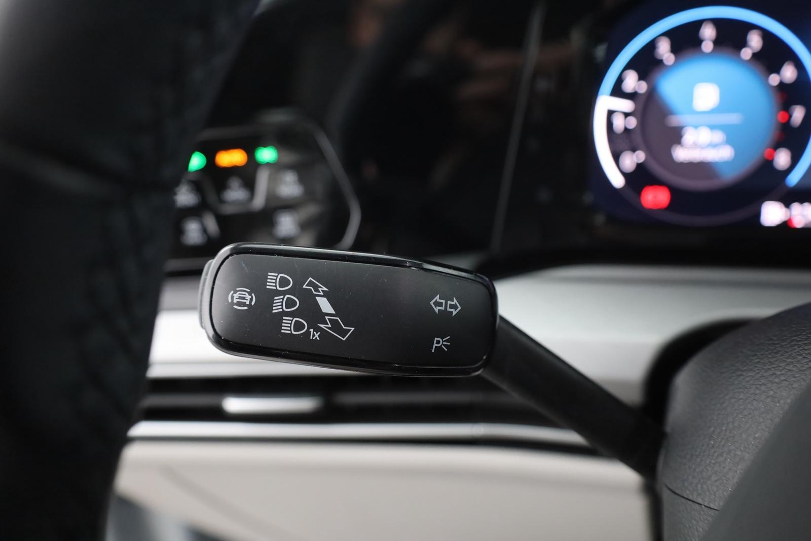 Volkswagen Golf VIII Variant 1.5 TSI Life LED Navi SHZ AHK, миниатюра 18