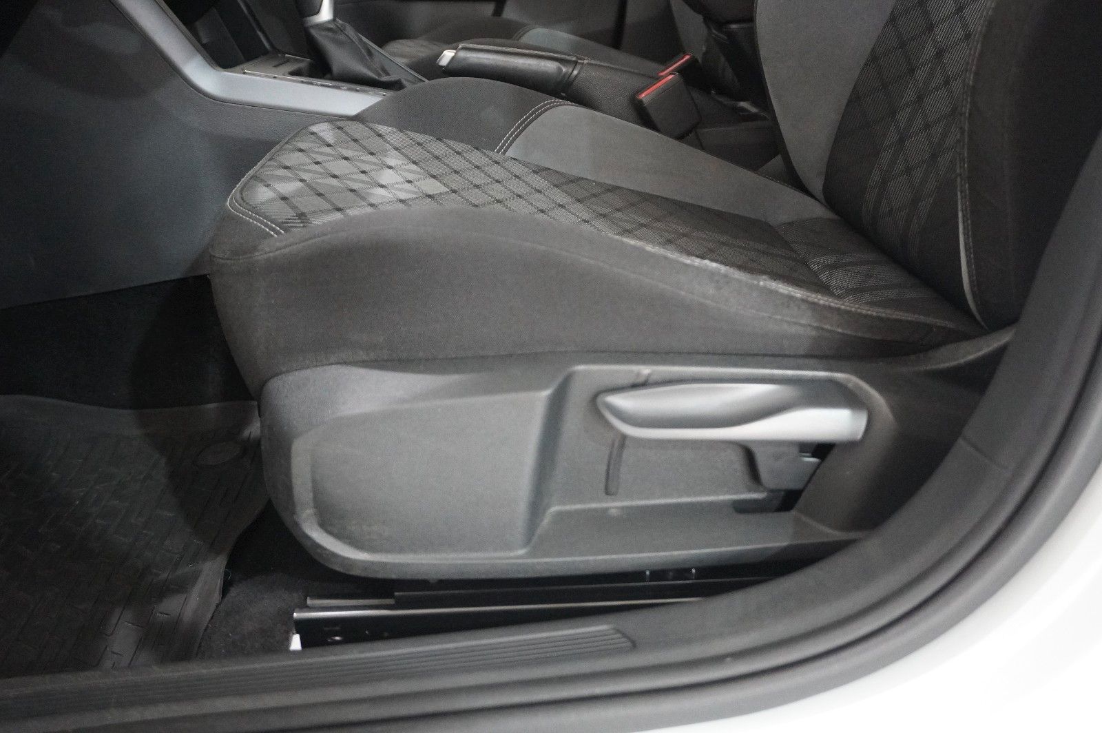 Fahrzeugabbildung Volkswagen Taigo 1.0 TSI R-LINE NAVI/LED/KAMERA/SPORT/DAB+
