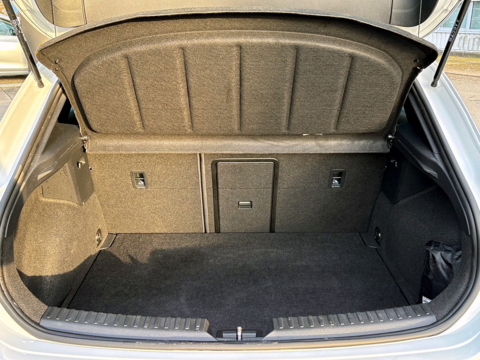 Fahrzeugabbildung SEAT Leon 1.5eTSI DSG FR LED ACC eGSD KAM CarPlay SHZ