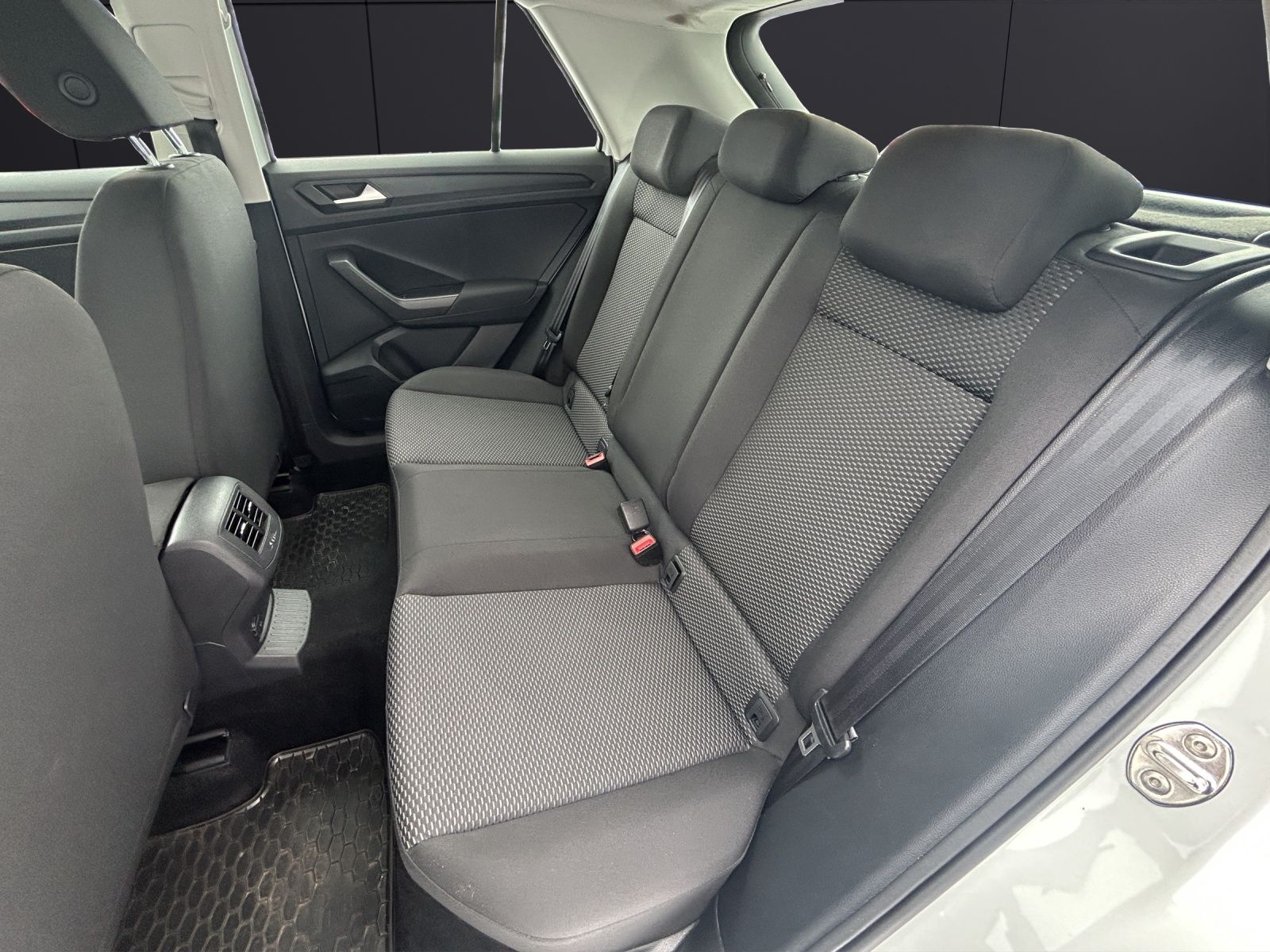 Fahrzeugabbildung Volkswagen T-Roc TSI ACC PDC SH LM