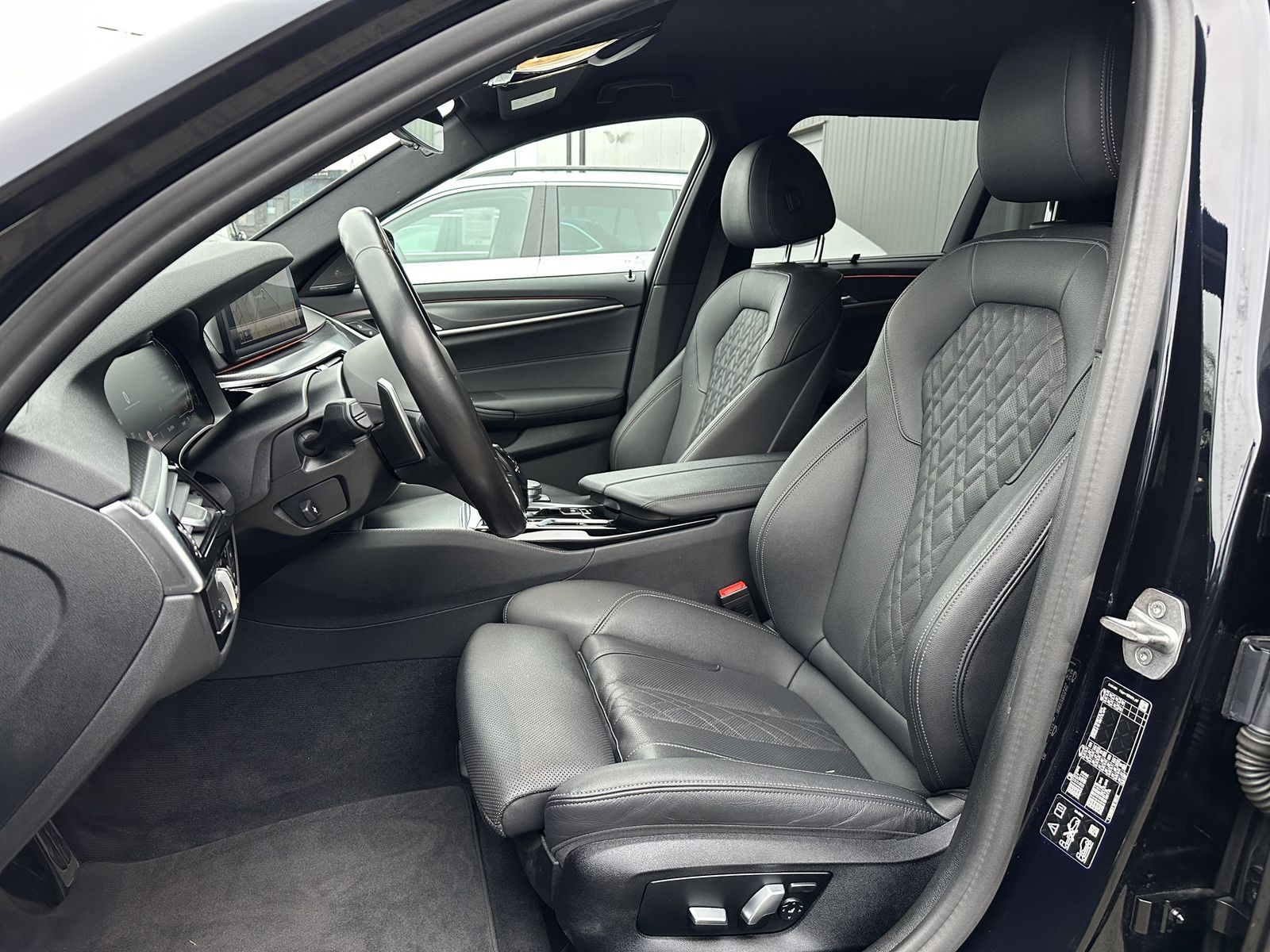 Fahrzeugabbildung BMW 520d Touring xDrive M-Sport NAV+LED+HEAD-UP+KAM