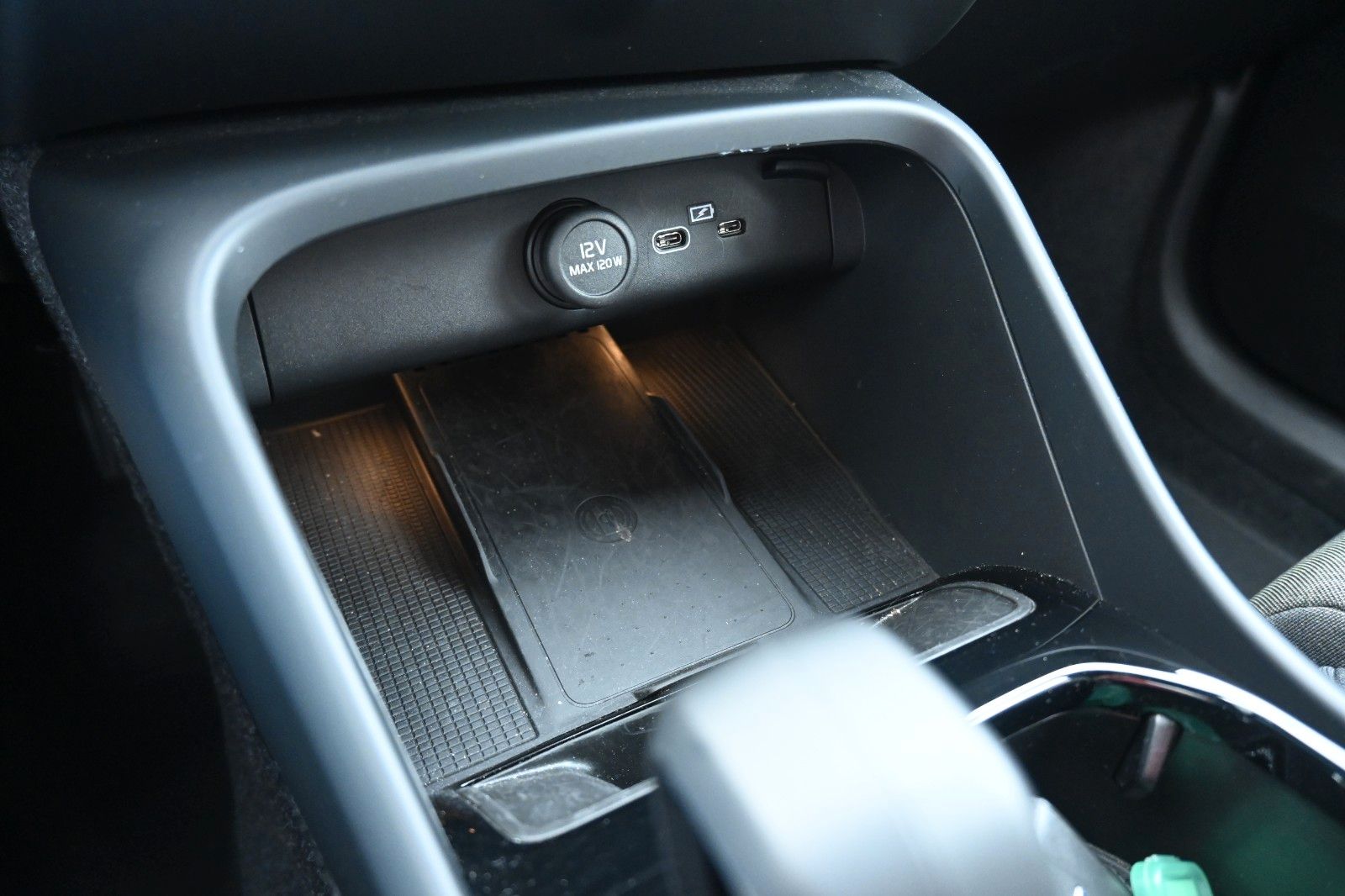 Fahrzeugabbildung Volvo XC40 B3 DKG Plus Dark*FSHZG*360°*ACC