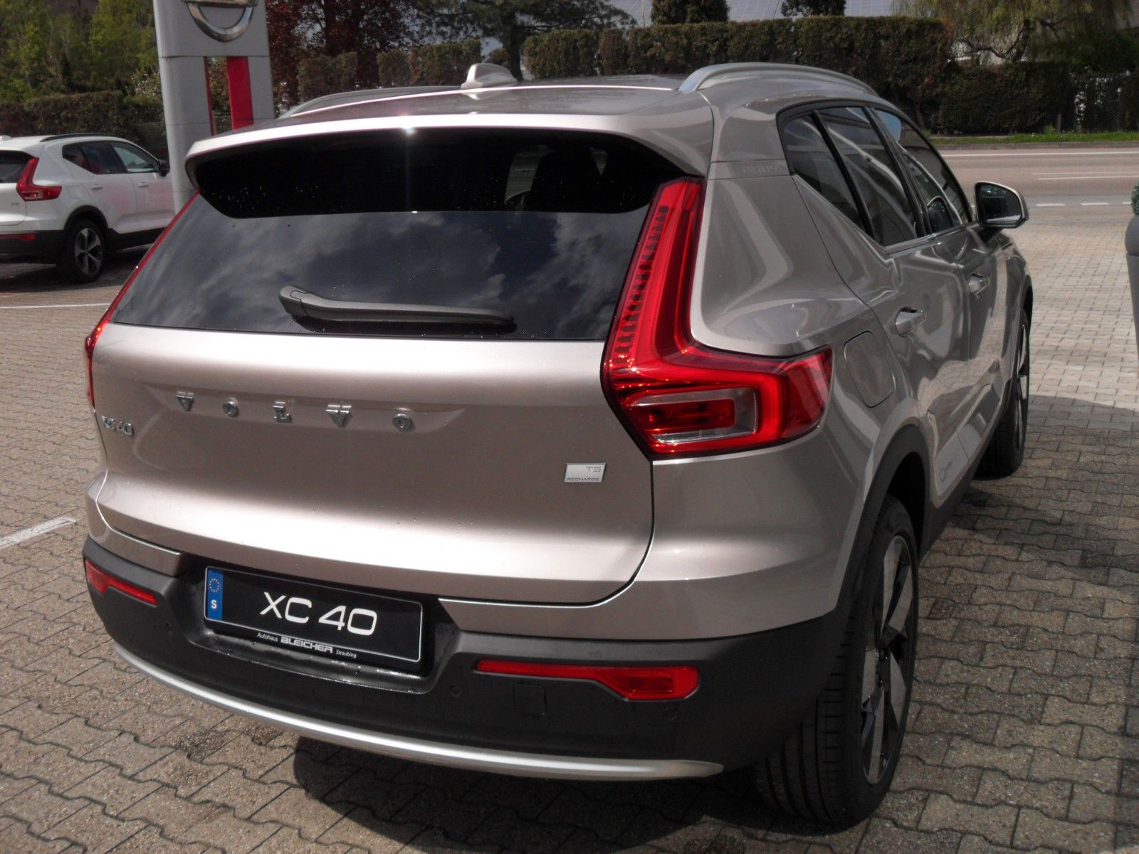 Fahrzeugabbildung Volvo XC40 T5 Plus Bright Plug-In Hybrid  | 360°