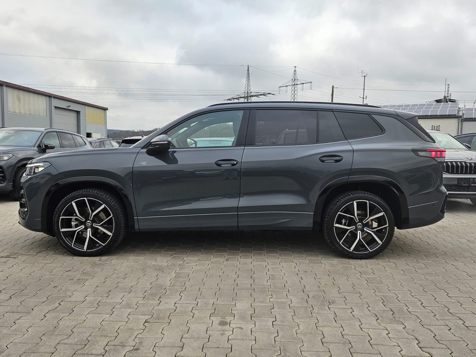 Fahrzeugabbildung Volkswagen Tayron 2.0 TDI 4M R-Line BLACK*7Si*MATRIX*PANO