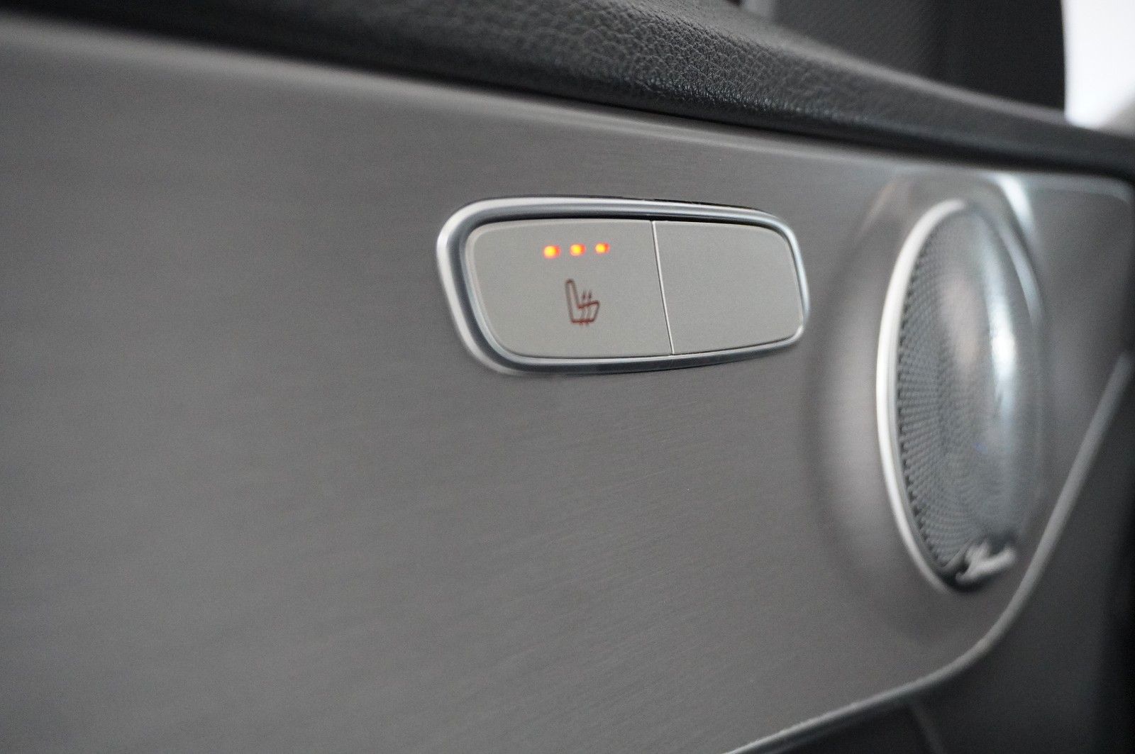 Fahrzeugabbildung Mercedes-Benz C 220 T AMG LINE 4MATIC 9G NAVI/LED/SPORT/BURME.