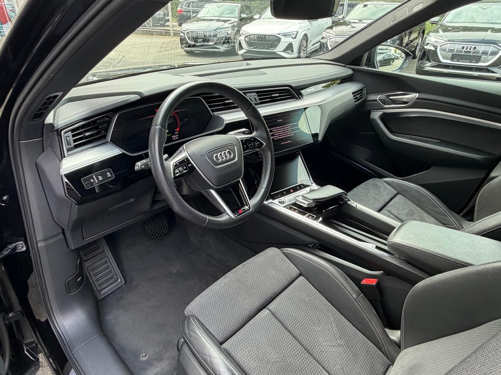 Fahrzeugabbildung Audi e-tron 55 QUAT 2X S LINE BLACK EDIT LUFT+360+AHK
