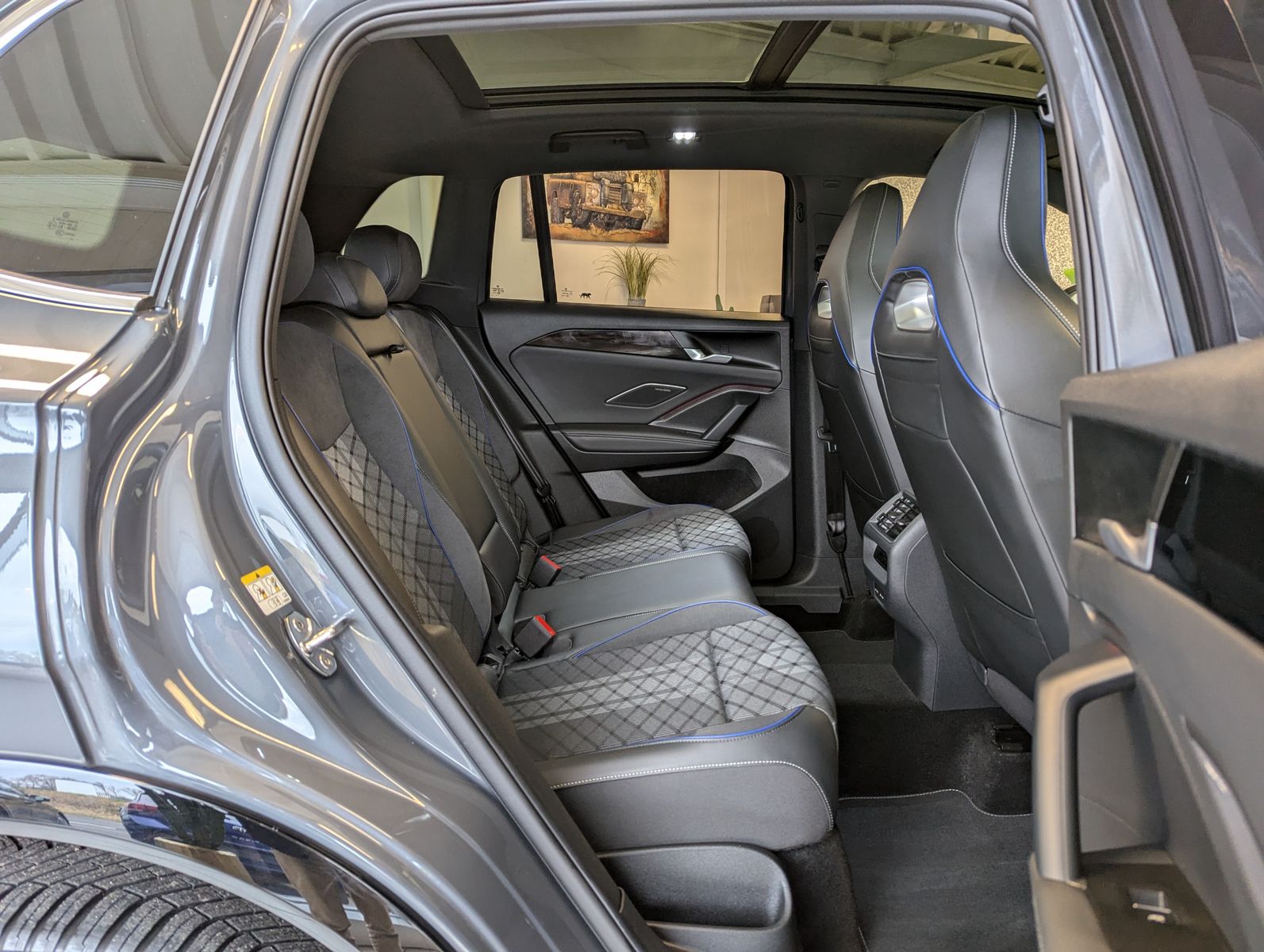 Fahrzeugabbildung Volkswagen Tiguan 2.0TDI R-Line 4M Pano H/K AHK Matrix 20"